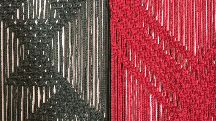 La Isla, de Cristina Quirós: dos piezas de macramé, una verde oscuro y otra roja, con rombos anudados