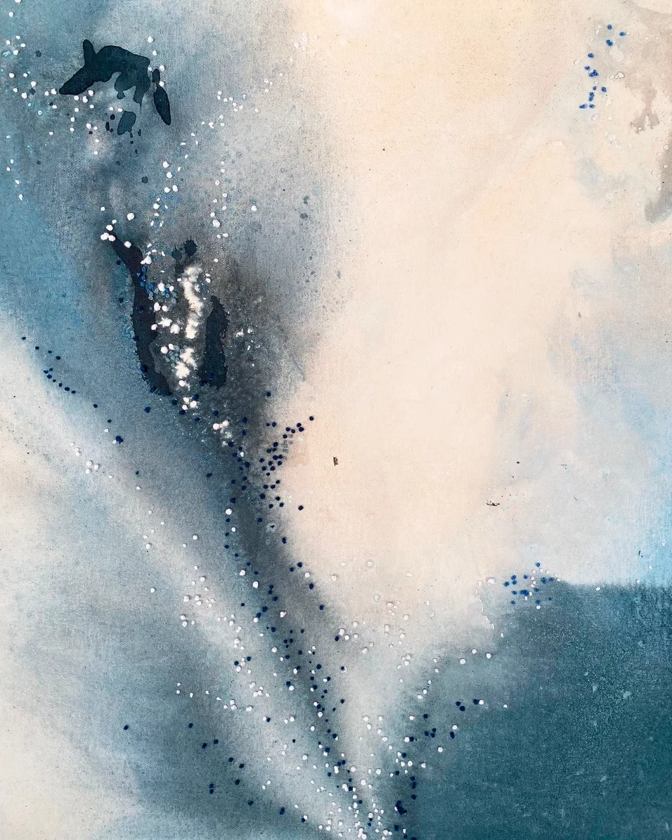 De lo cotidiano, de Rosa Jiménez: pintura abstracta en azules y crema con salpicaduras blancas y azul oscuro