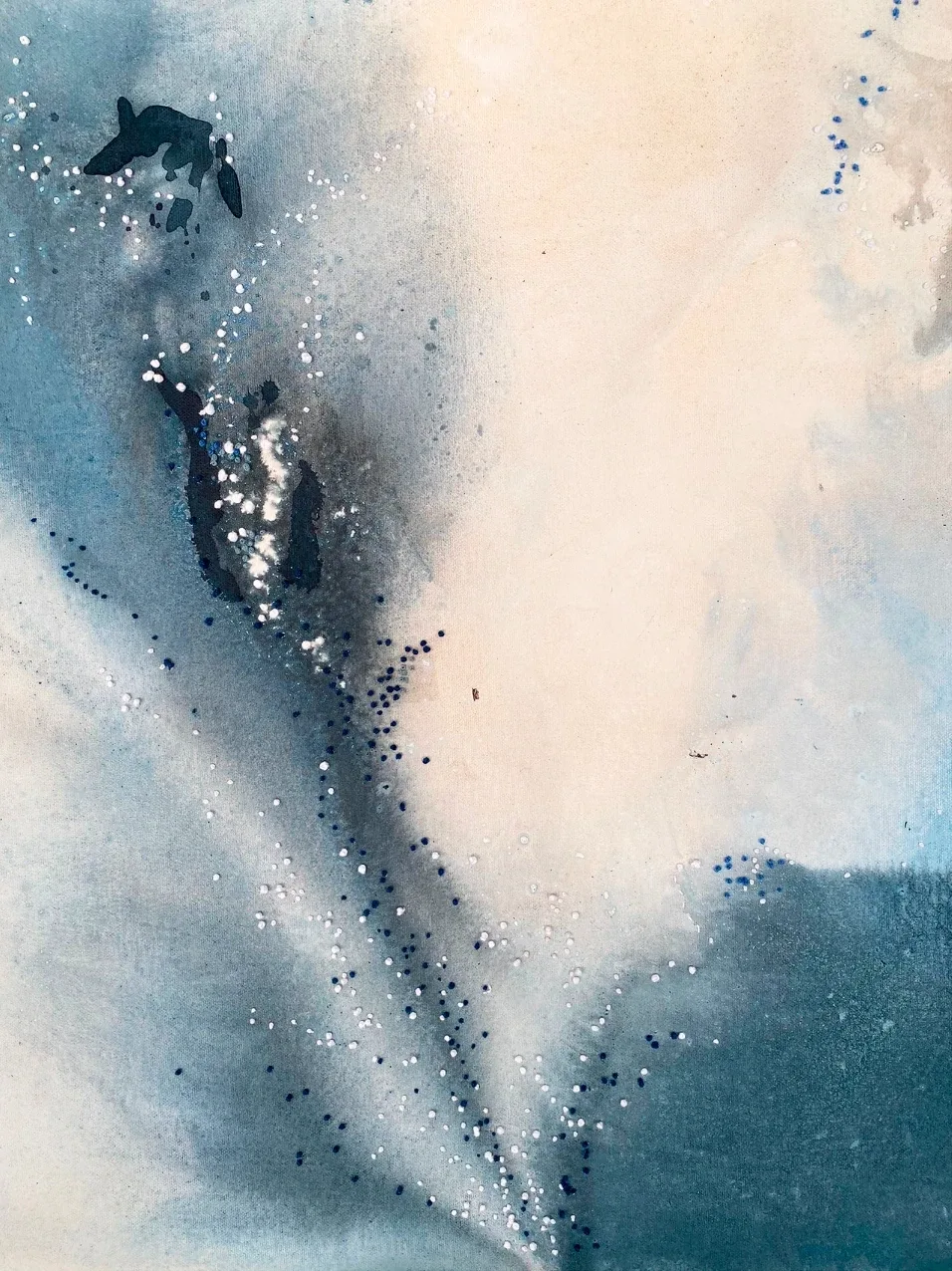 De lo cotidiano, de Rosa Jiménez: pintura abstracta en azules y crema con salpicaduras blancas y azul oscuro